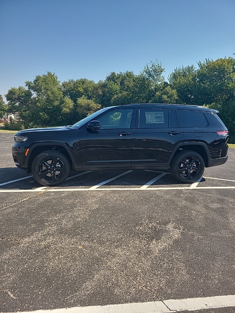 2025 Jeep Grand Cherokee Altitude photo 4