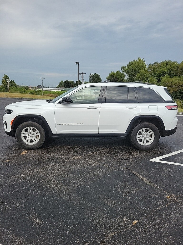 2023 Jeep Grand Cherokee Laredo photo 2