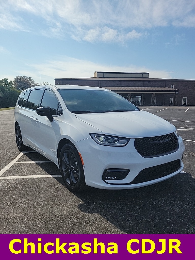 2026 Chrysler Pacifica Select's photo