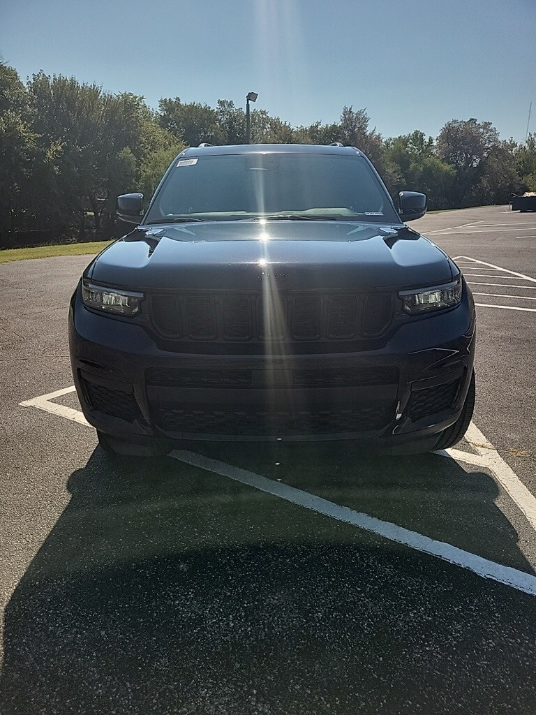 2025 Jeep Grand Cherokee Altitude photo 2