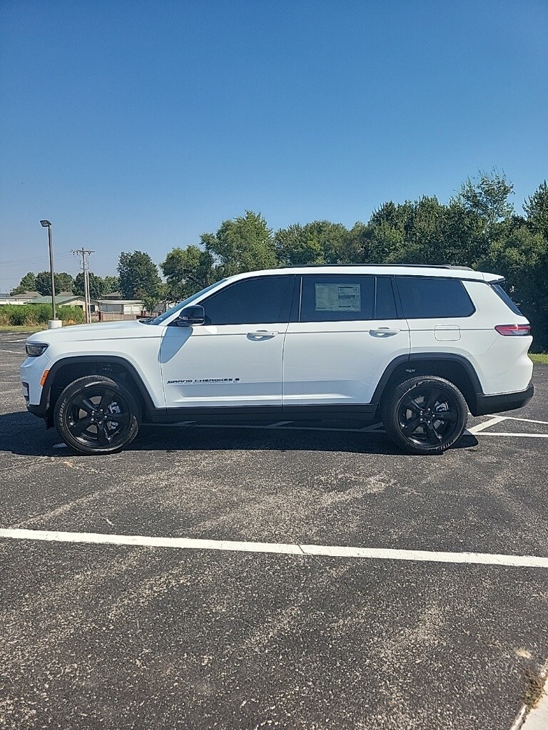2025 Jeep Grand Cherokee Altitude photo 3