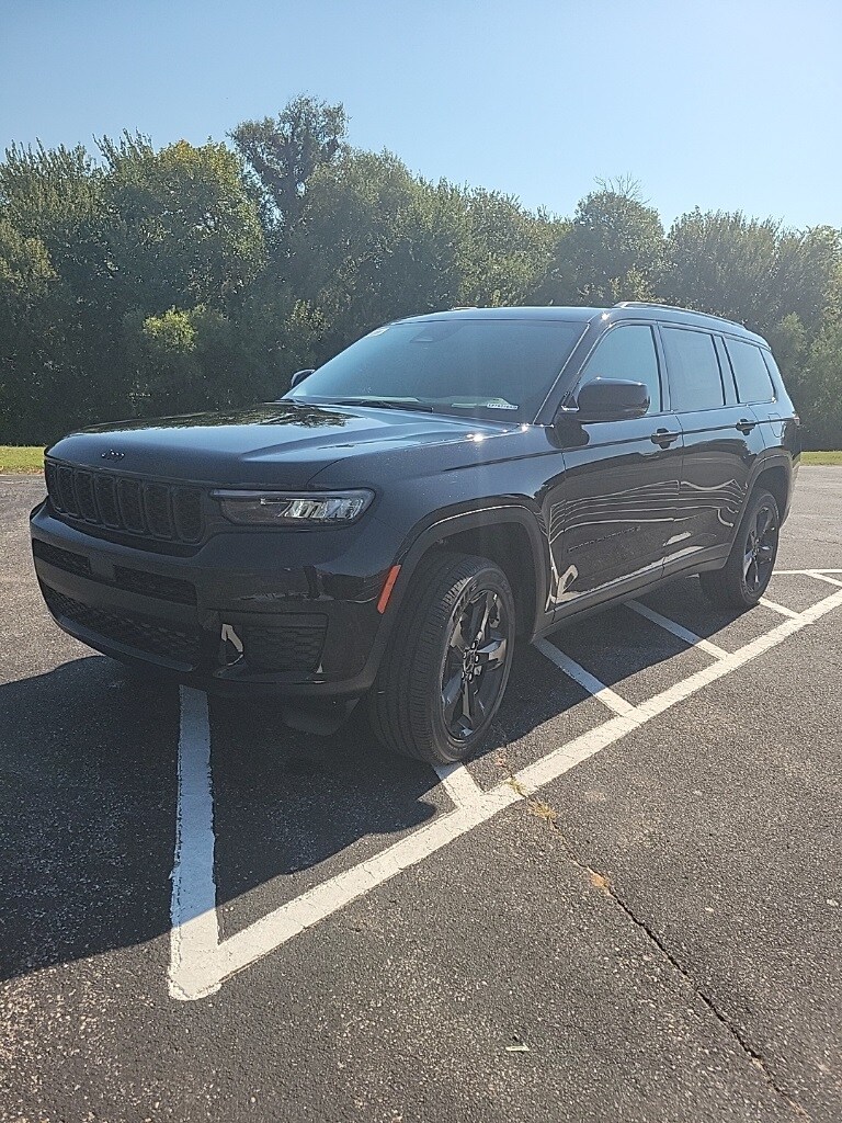 2025 Jeep Grand Cherokee Altitude photo 3