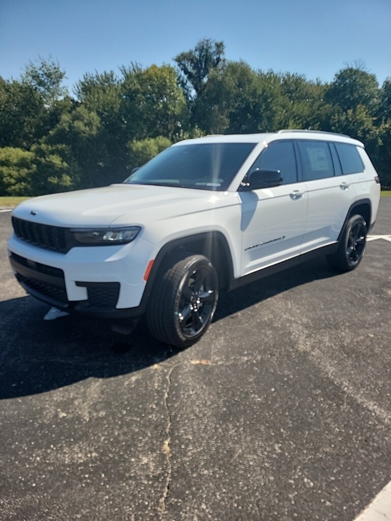 2025 Jeep Grand Cherokee Altitude photo 2