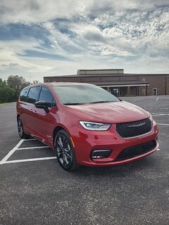 2026 Chrysler Pacifica SELECT Passenger Van