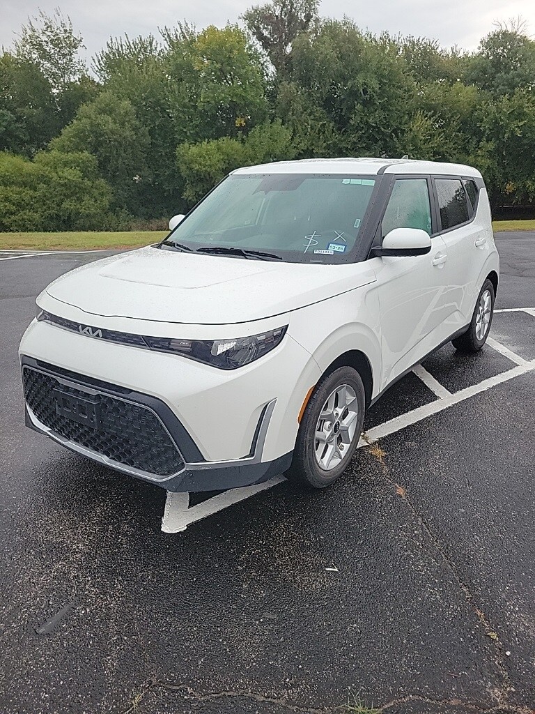 2024 Kia Soul LX photo 3