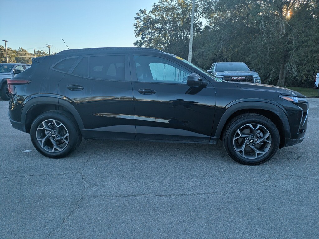 Used 2025 Chevrolet Trax LT SUV