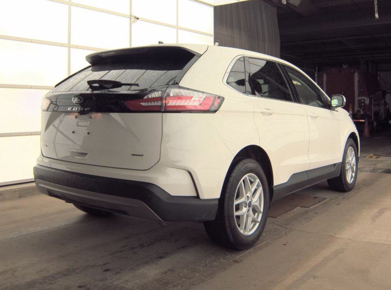 2022 Ford Edge SEL photo 2