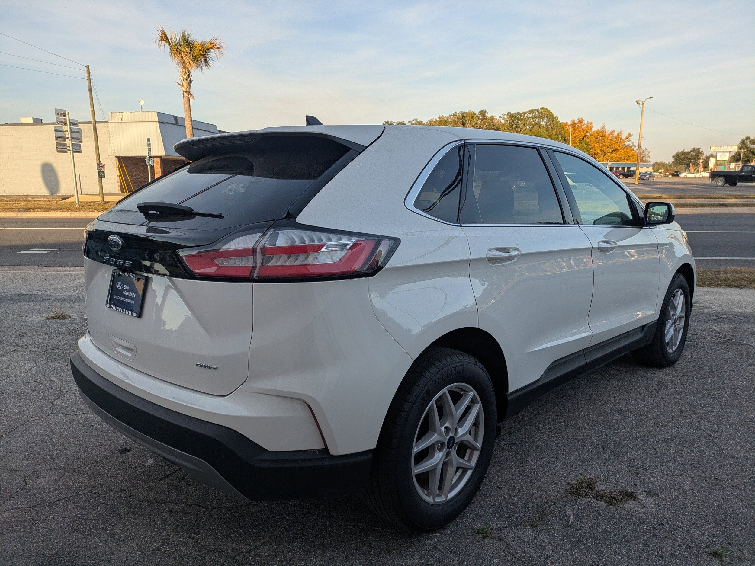 2022 Ford Edge SEL photo 3