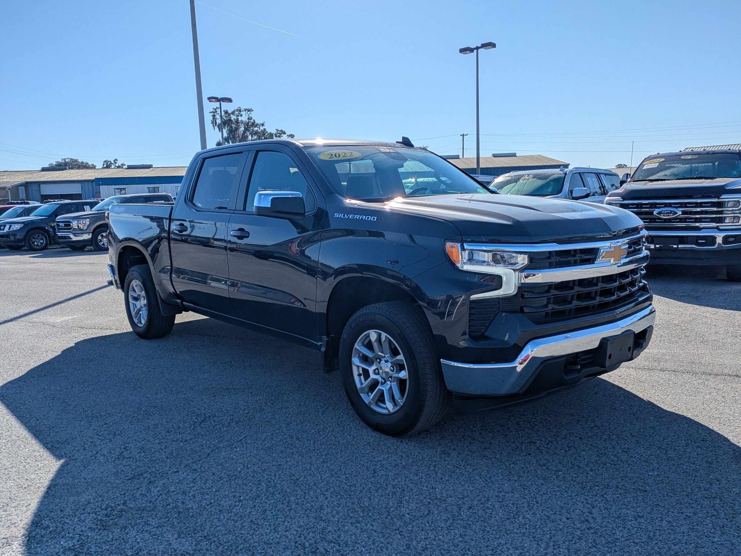 2022 Chevrolet Silverado 1500 LT photo 2