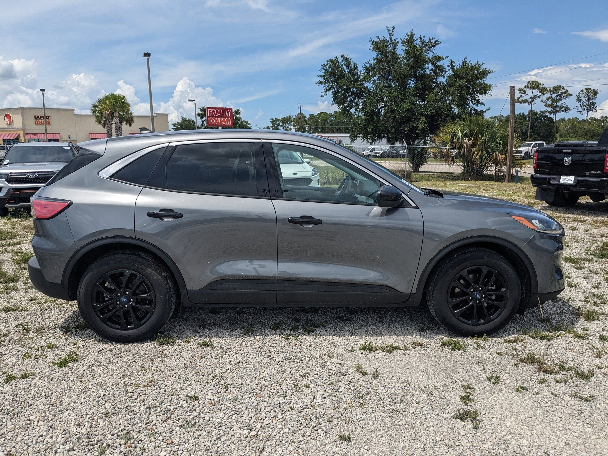 2022 Ford Escape SE photo 3