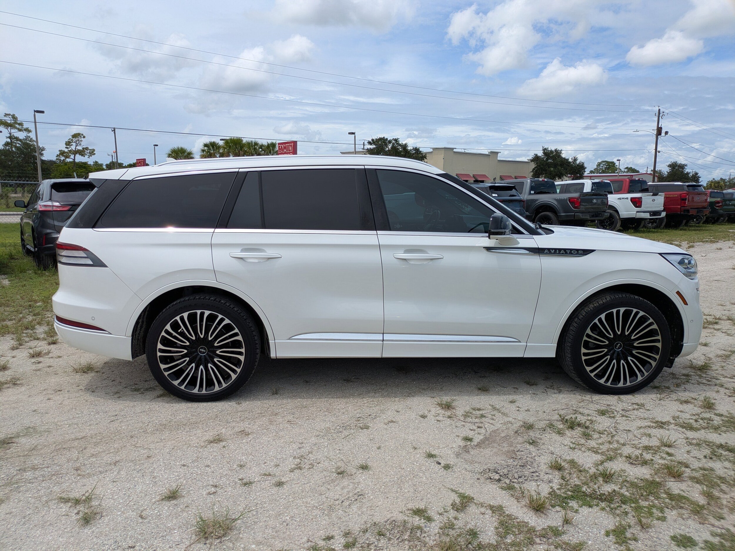 2023 Lincoln Aviator Black Label photo 3