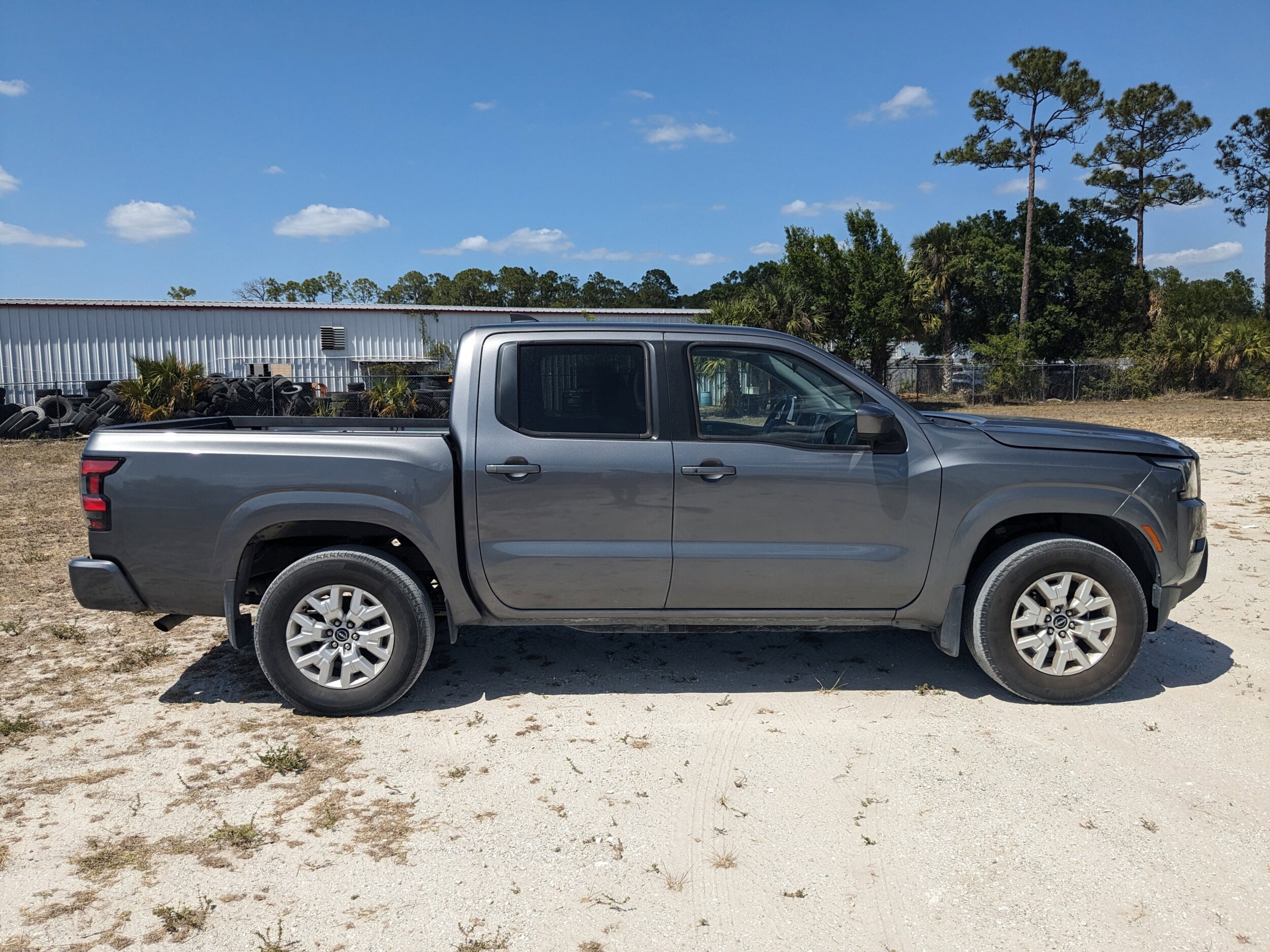 2022 Nissan Frontier SV photo 3