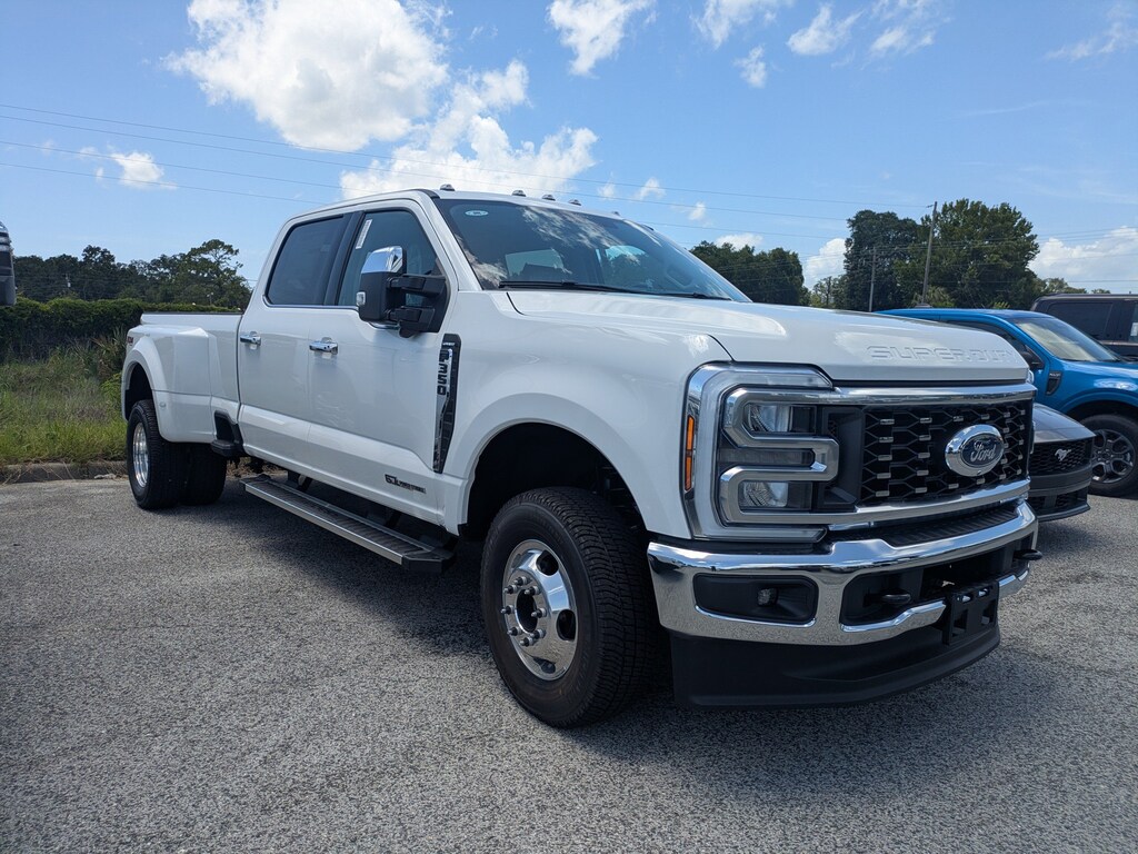 New 2026 Ford Super Duty F-350 DRW LARIAT Truck Crew Cab