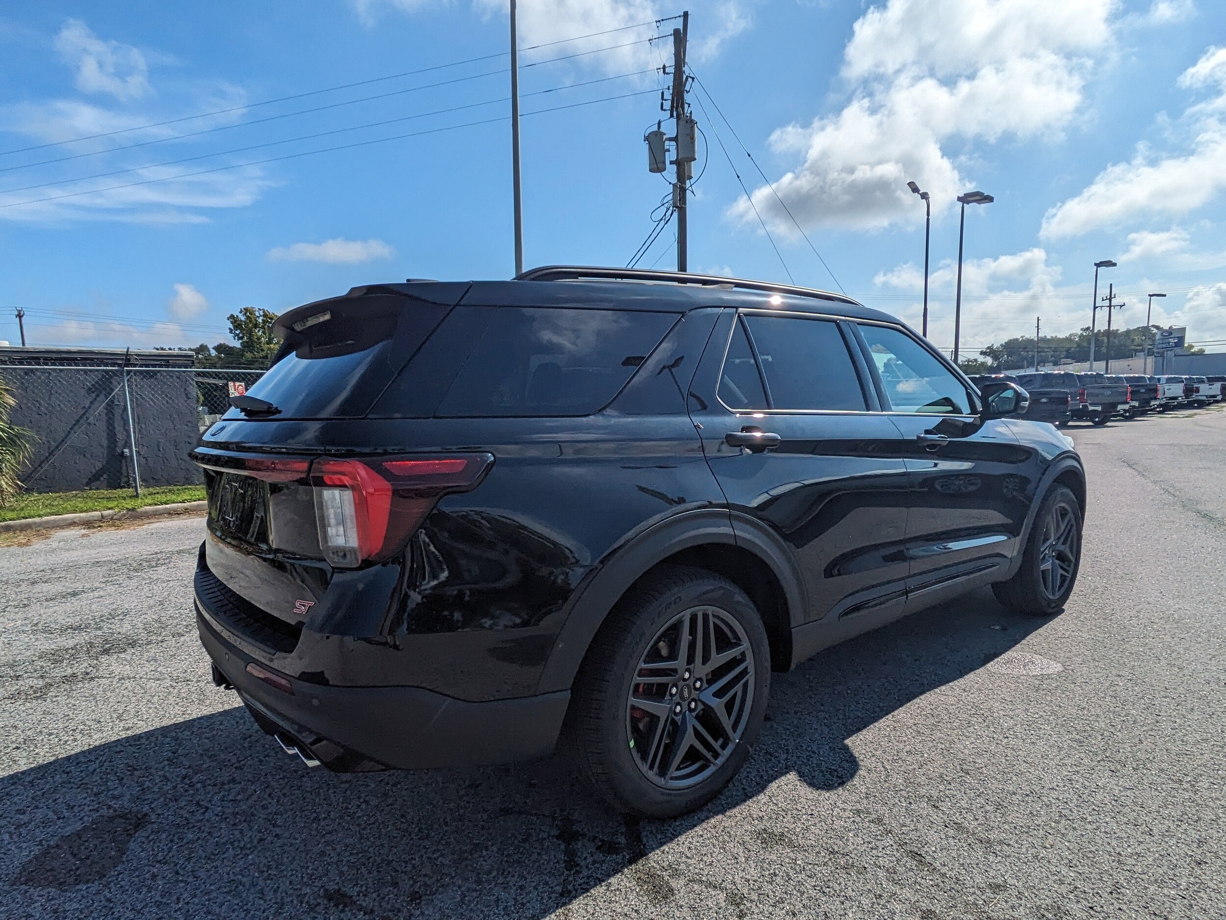 2025 Ford Explorer ST photo 4