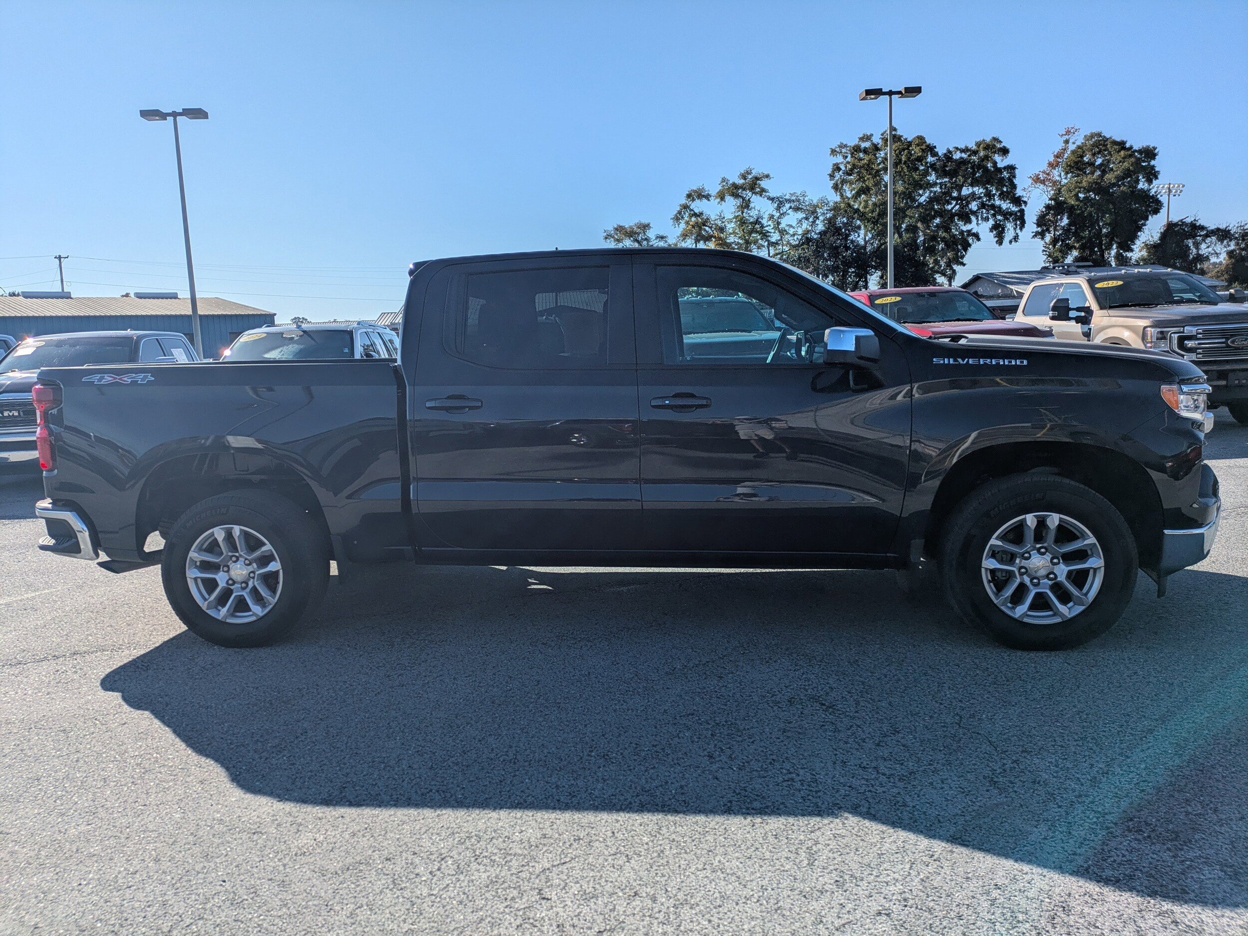 2022 Chevrolet Silverado 1500 LT photo 3