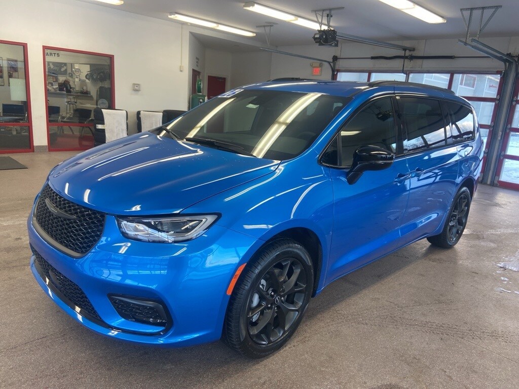 New 2026 Chrysler Pacifica SELECT AWD Passenger Van