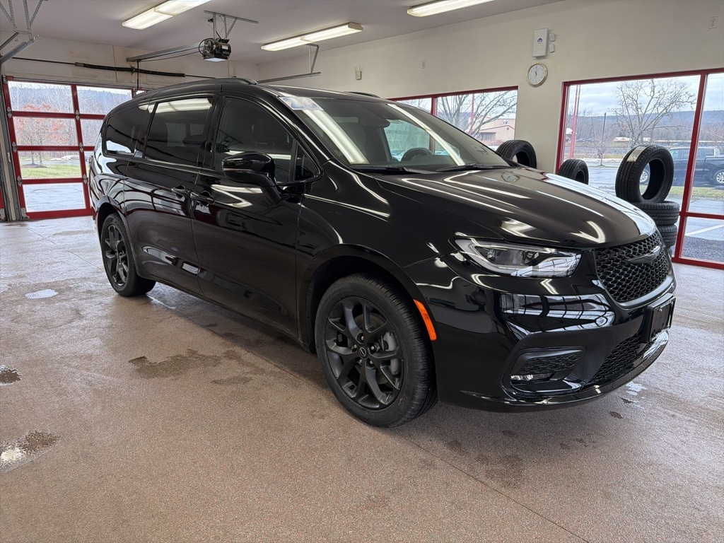 2026 Chrysler Pacifica Select's photo