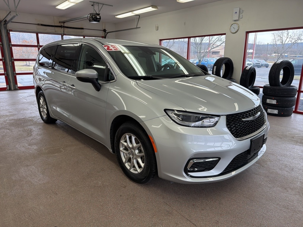 2023 Chrysler Pacifica Touring L's photo