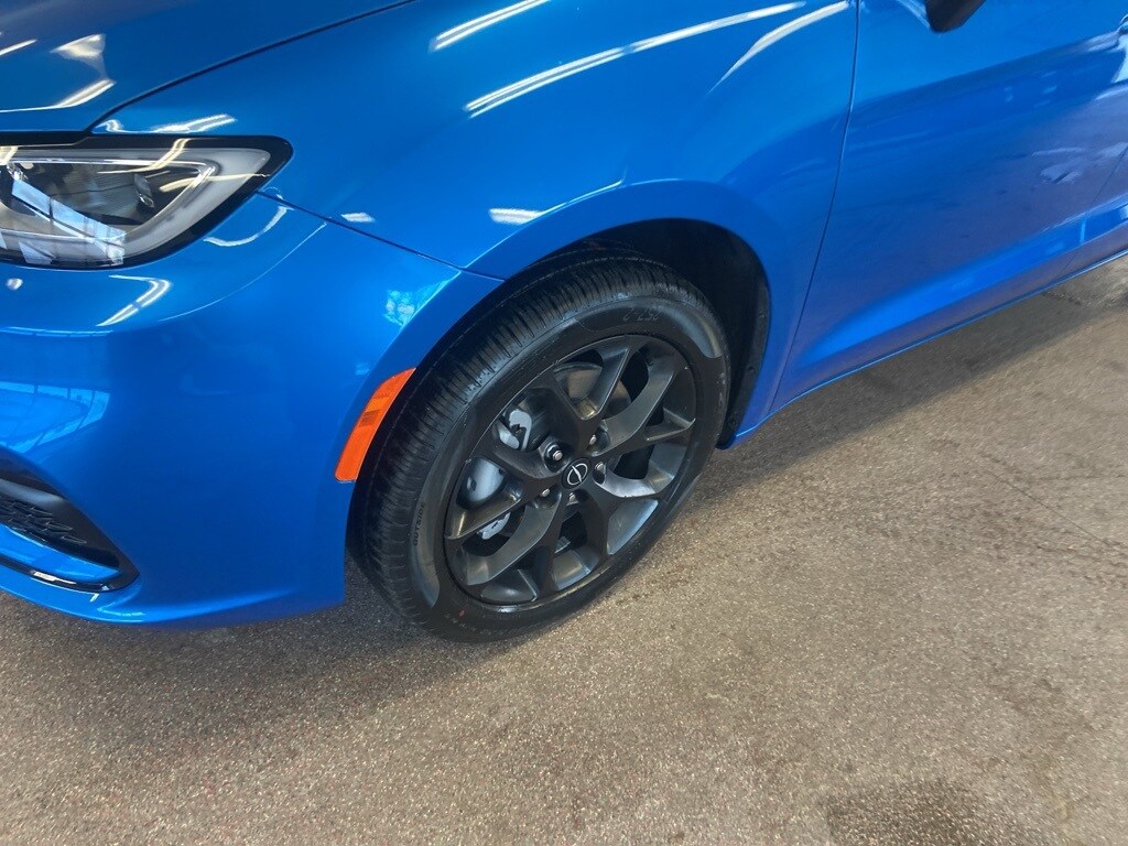 New 2026 Chrysler Pacifica SELECT AWD Passenger Van