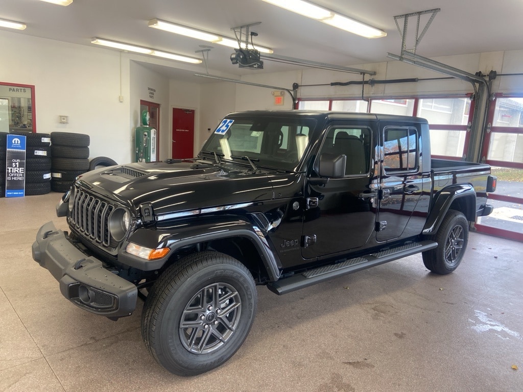 New 2025 Jeep Gladiator SPORT S 4X4 Pickup