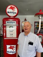 Staff member Ron East from ID_39826f