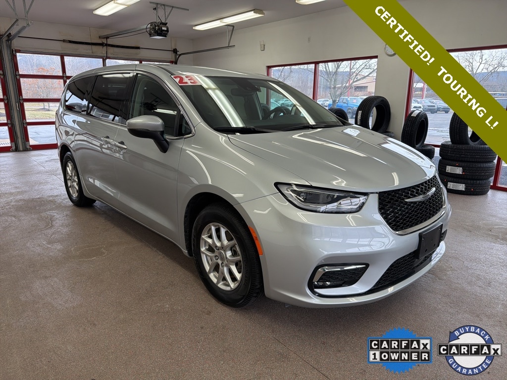 2023 Chrysler Pacifica Touring L's photo