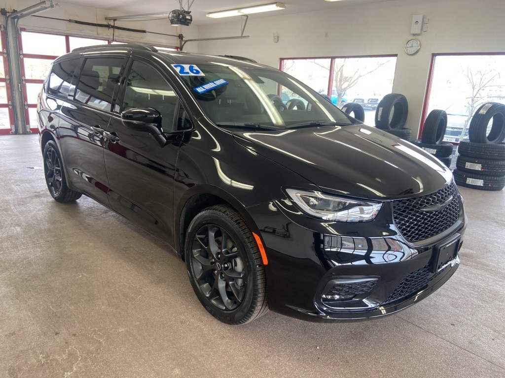 2026 Chrysler Pacifica Select's photo