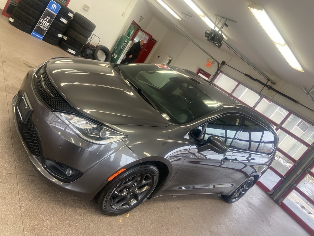 Used 2020 Chrysler Pacifica Touring L Minivan/Van