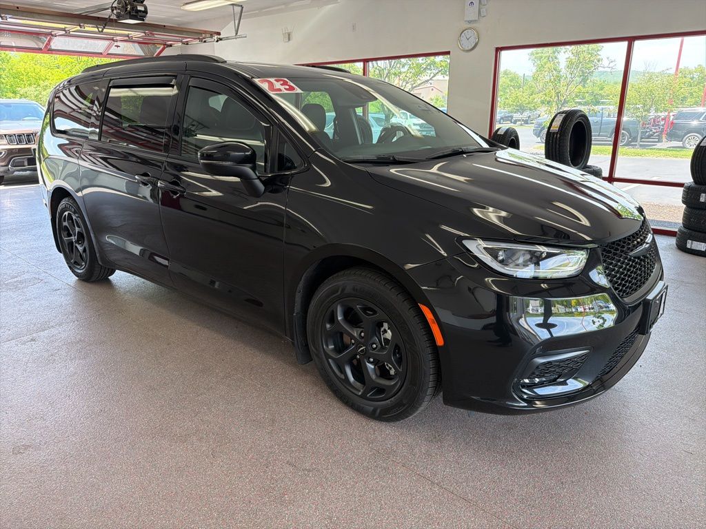 2023 Chrysler Pacifica Hybrid Touring L Hybrid's photo