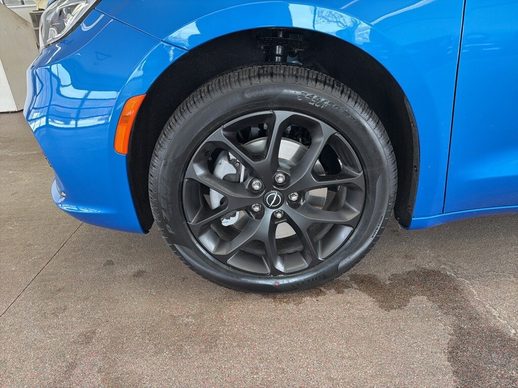 New 2026 Chrysler Pacifica SELECT AWD Passenger Van