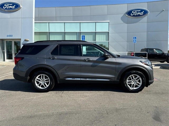 2025 Ford Explorer photo 3