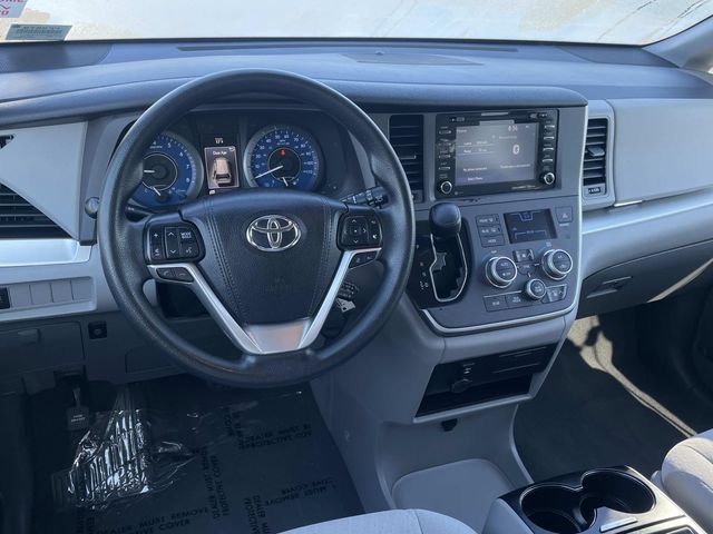 2020 Toyota Sienna LE photo 5
