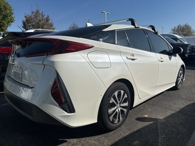 2017 Toyota Prius Prime Advanced photo 3