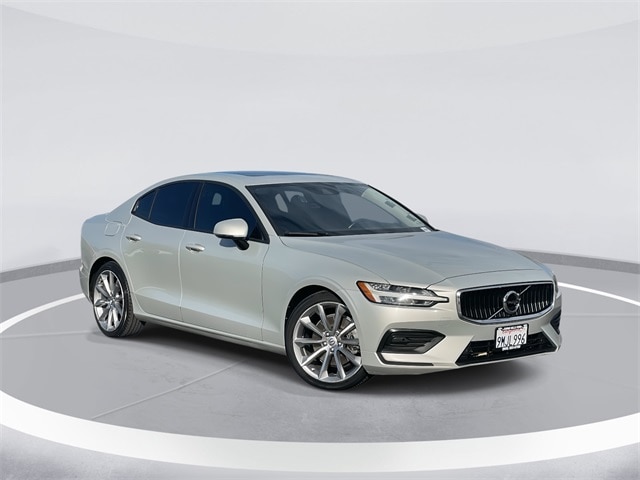 2020 Volvo S60 Momentum's photo