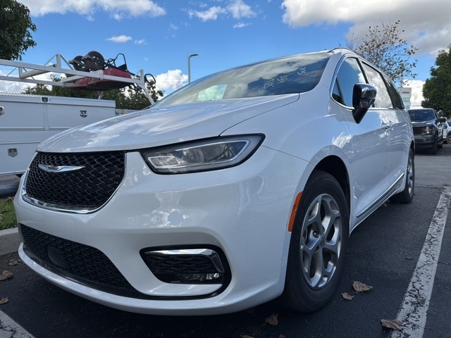 2023 Chrysler Pacifica Limited's photo