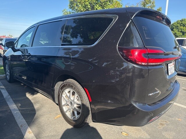 2023 Chrysler Pacifica Touring L photo 2