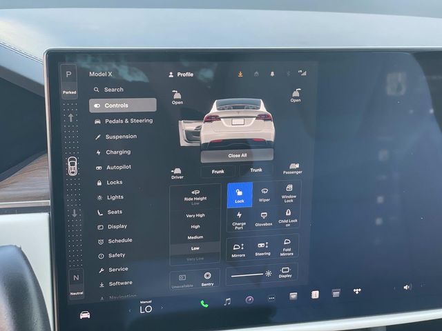 2023 Tesla Model X Standard Range photo 3