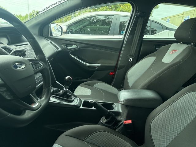 2017 Ford Focus ST photo 6