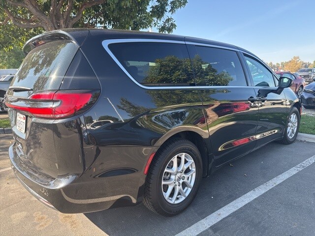 2023 Chrysler Pacifica Touring L photo 3