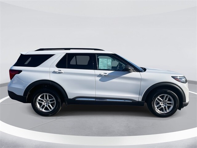 2025 Ford Explorer photo 3