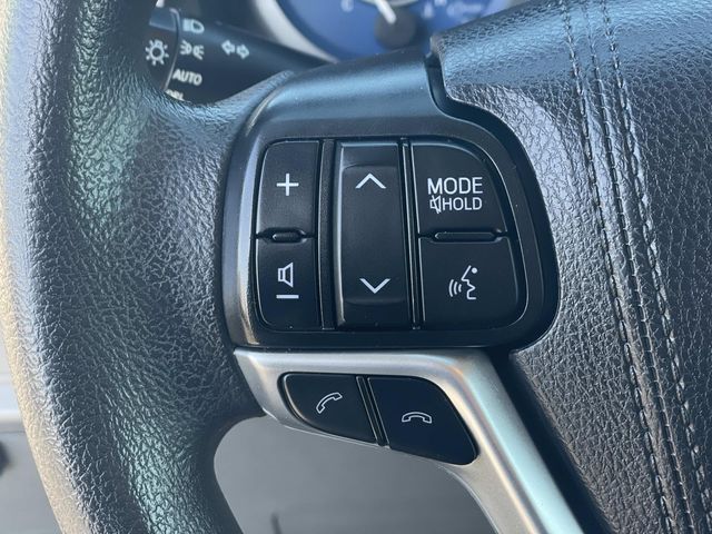 2020 Toyota Sienna LE photo 3