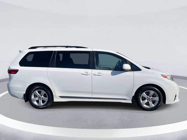 2020 Toyota Sienna LE photo 2
