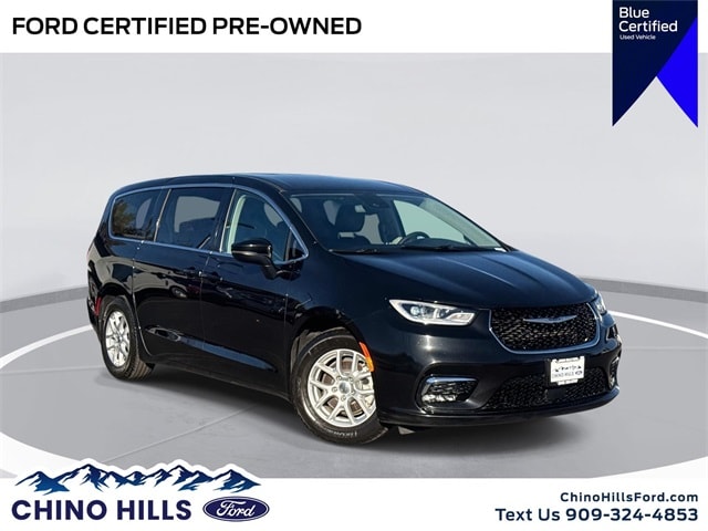 2023 Chrysler Pacifica Touring L's photo