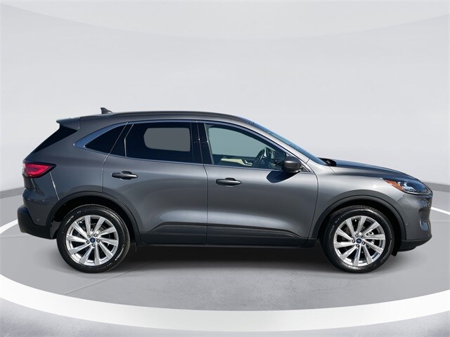2022 Ford Escape Titanium photo 3