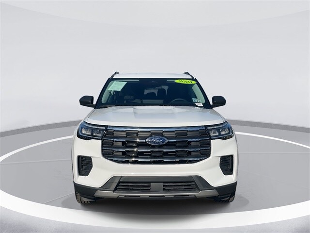 2025 Ford Explorer photo 2