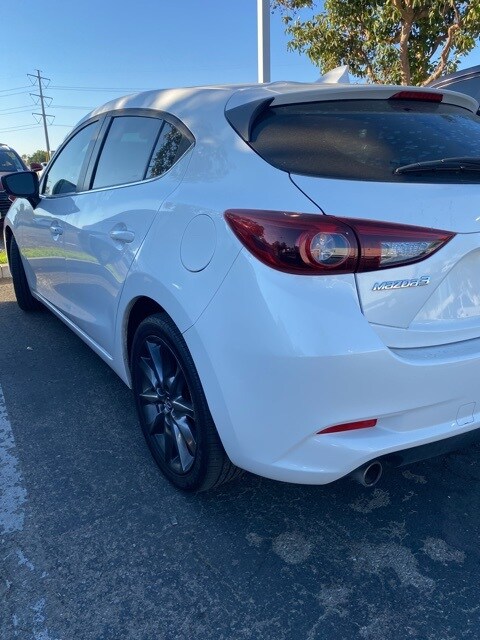 2018 Mazda Mazda3 Grand Touring Hatchback photo 2