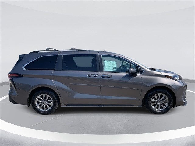 2022 Toyota Sienna XLE photo 3