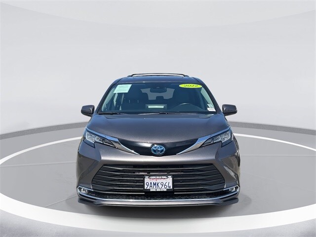 2022 Toyota Sienna XLE photo 2