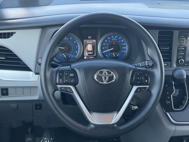 2020 Toyota Sienna LE photo 6