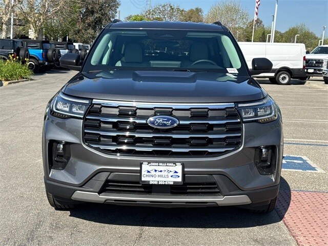 2025 Ford Explorer photo 2